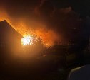 В Луговом огонь полностью охватил дом, есть предварительная информация о пострадавших