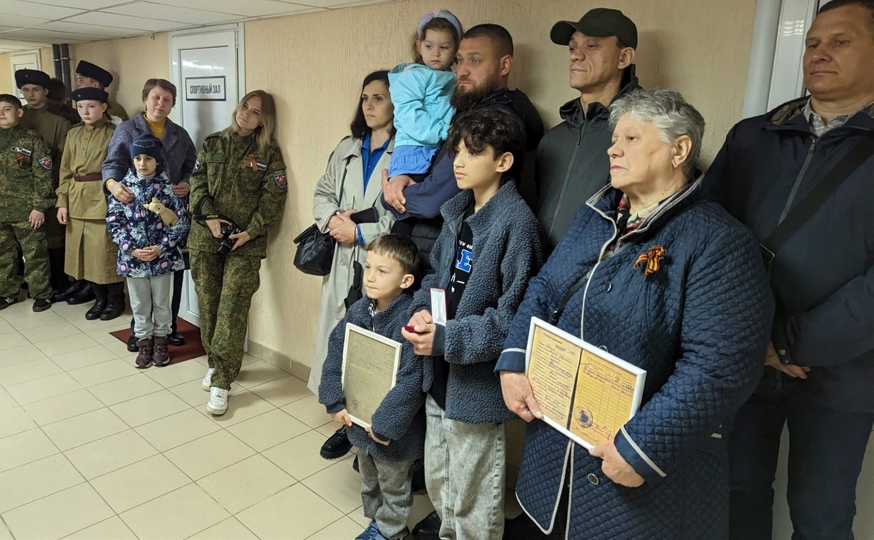 В Краснодаре поисковики передали семье ветерана ВОВ медали, найденные на Сахалине