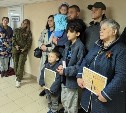 В Краснодаре поисковики передали семье ветерана ВОВ медали, найденные на Сахалине