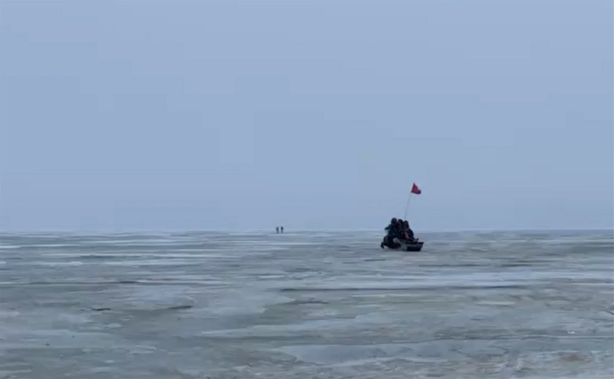 "Буранщики возят за 500:" на лёд у Лесного вновь вышли десятки рыбаков 