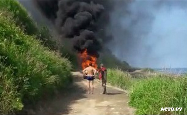 "Багги" сгорел на дороге у моря недалеко от реки Долинки