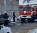 Опубликованы кадры тушения автомобиля на улице в Южно-Сахалинске
