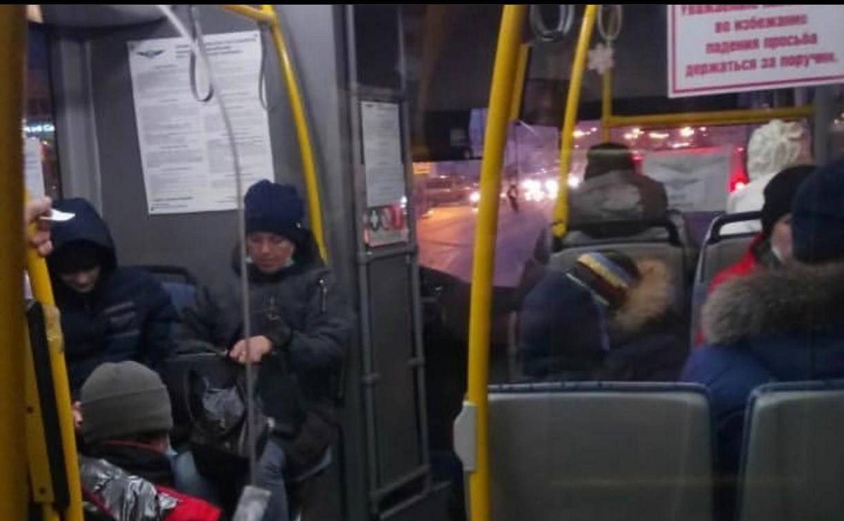 "Что мне теперь, автобус остановить": в Южно-Сахалинске продолжают возить пассажиров без масок