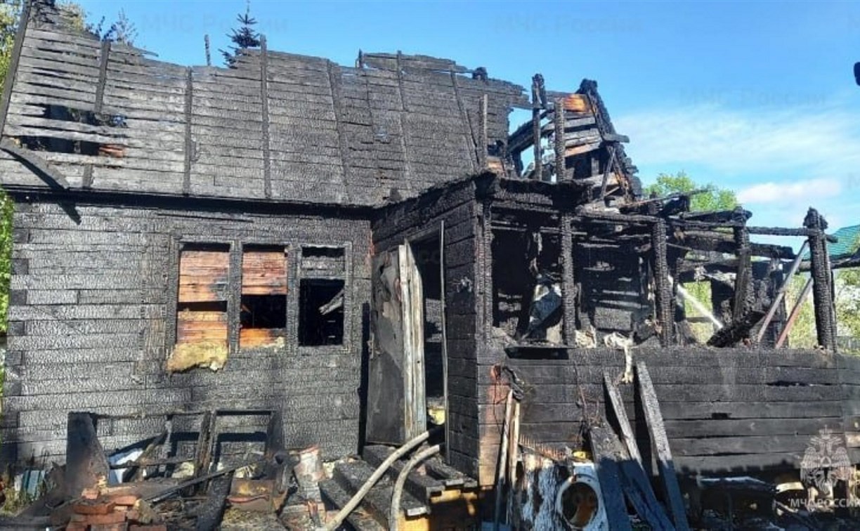 В Южно-Сахалинске дотла сгорел двухэтажный частный дом