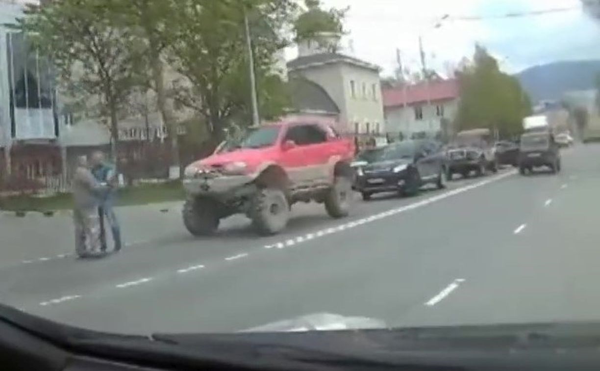 Потасовка между водителями в центре Южно-Сахалинска попала на видео