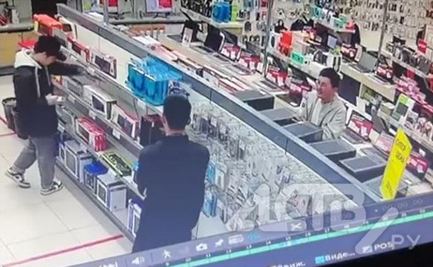 "Чьи дети?": подростки в Южно-Сахалинске стащили пауэрбанк в магазине, но попали на видео