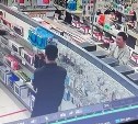 "Чьи дети?": подростки в Южно-Сахалинске стащили пауэрбанк в магазине, но попали на видео