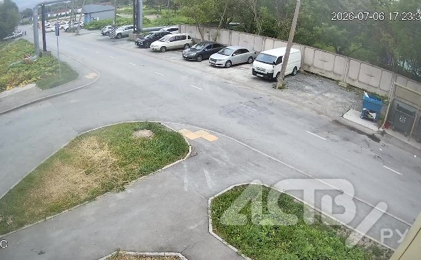 В Южно-Сахалинске автомобиль сбил семилетнего мальчика на самокате: момент ДТП попал на видео