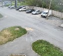 В Южно-Сахалинске автомобиль сбил семилетнего мальчика на самокате: момент ДТП попал на видео