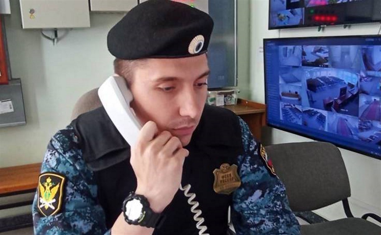 Пьяная сахалинка пришла к судебным приставам выручать подругу и устроила дебош
