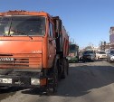 Женщина пострадала при столкновении кроссовера и КамАЗа в Южно-Сахалинске