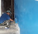 Подъезды домов начали ремонтировать в Быкове Долинского района