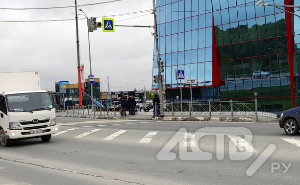 Вызывной светофор у "Сити Молла" в Южно-Сахалинске обиделся на пешеходов и не пускал через дорогу