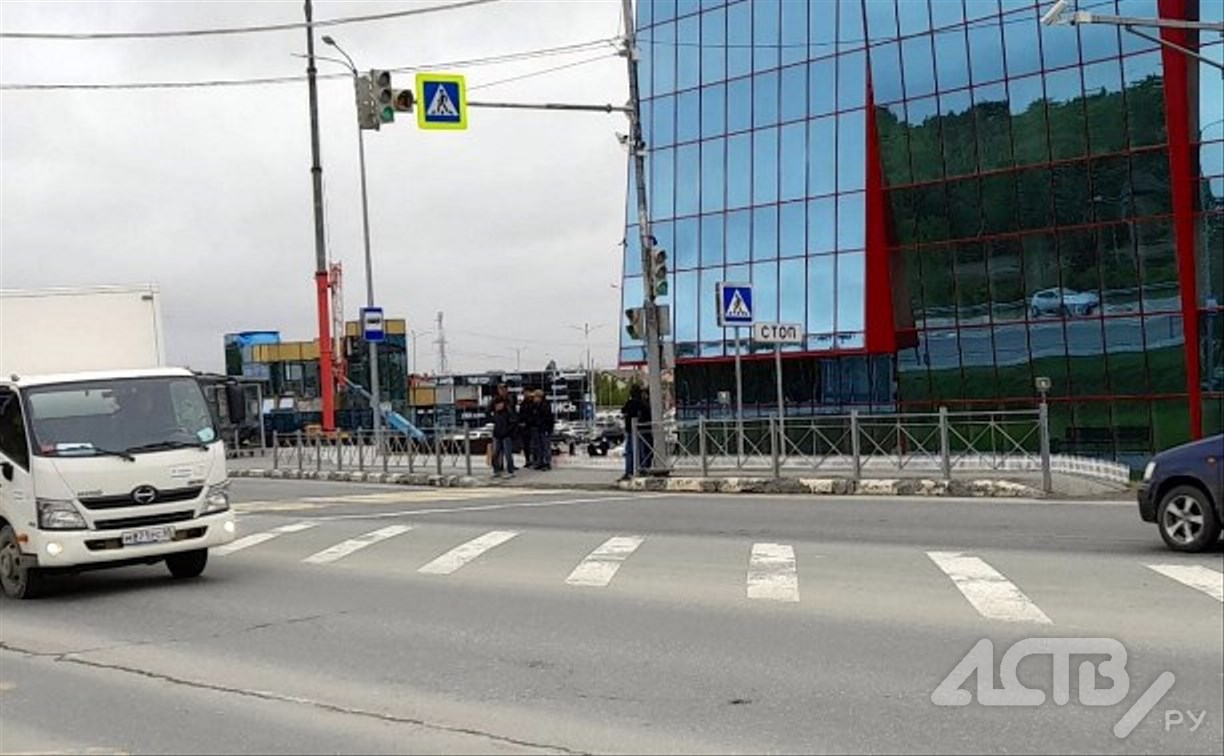 Вызывной светофор у "Сити Молла" в Южно-Сахалинске обиделся на пешеходов и не пускал через дорогу