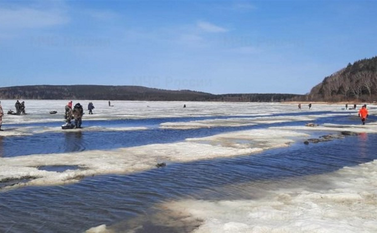 Два рыбака-любителя провалились под лёд на озере на юге Сахалина