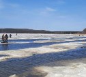 Два рыбака-любителя провалились под лёд на озере на юге Сахалина