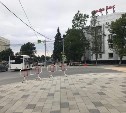 Южно-сахалинские пешеходы не смогли найти светофор на перекрестке Мира и Компроспекта