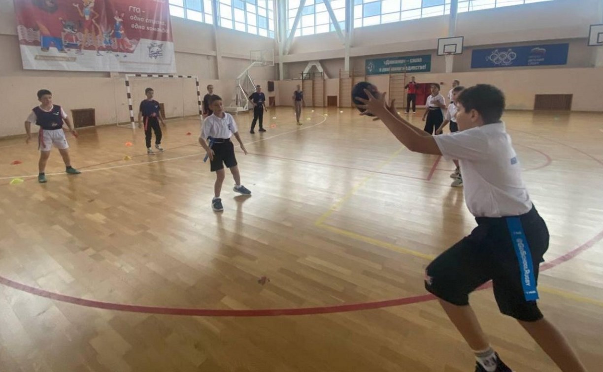 Среди школьников в Курильске выбрали лучших по игре в регби