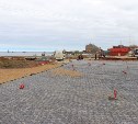 Детская площадка, летние террасы, гамаки и качели: в Холмском районе благоустраивают площадь Мира