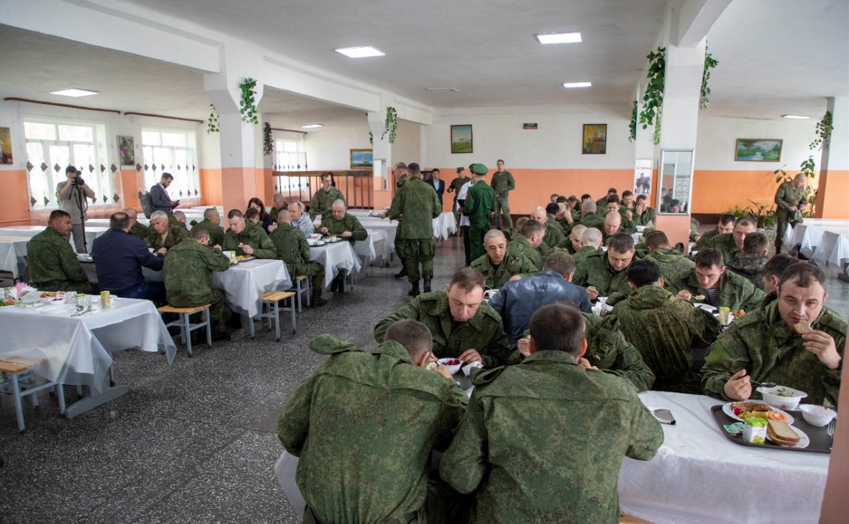 Валерий Лимаренко проверил условия быта мобилизованных сахалинцев в Аниве