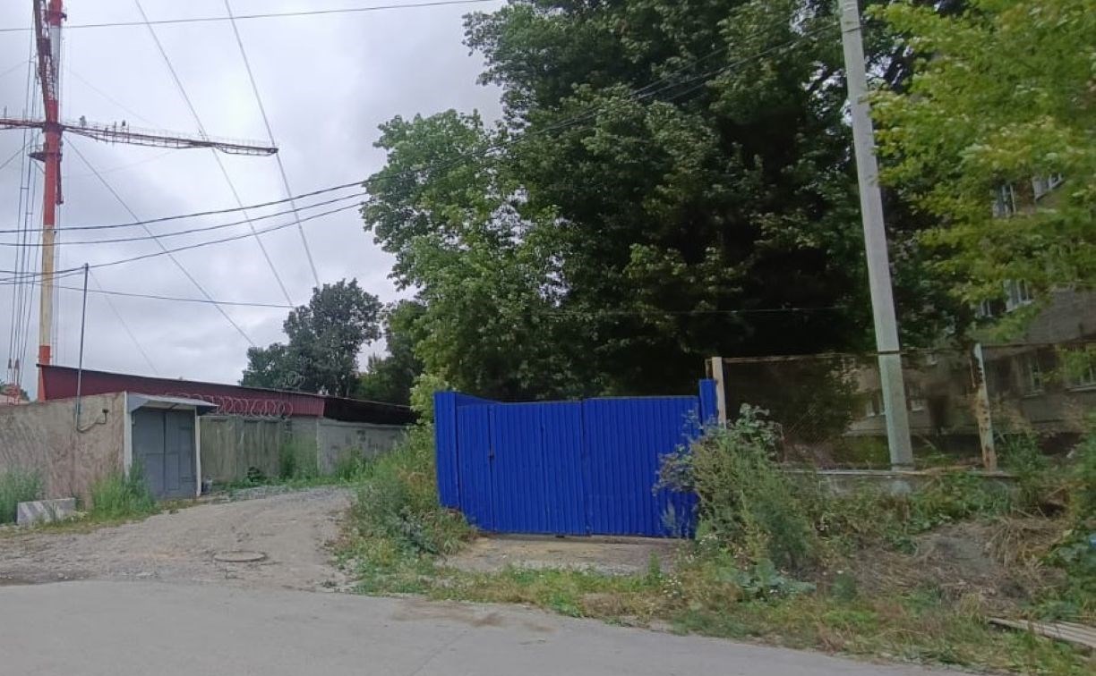 В Южно-Сахалинске демонтировали столб, повисший на проводах