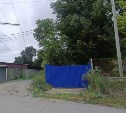 В Южно-Сахалинске демонтировали столб, повисший на проводах