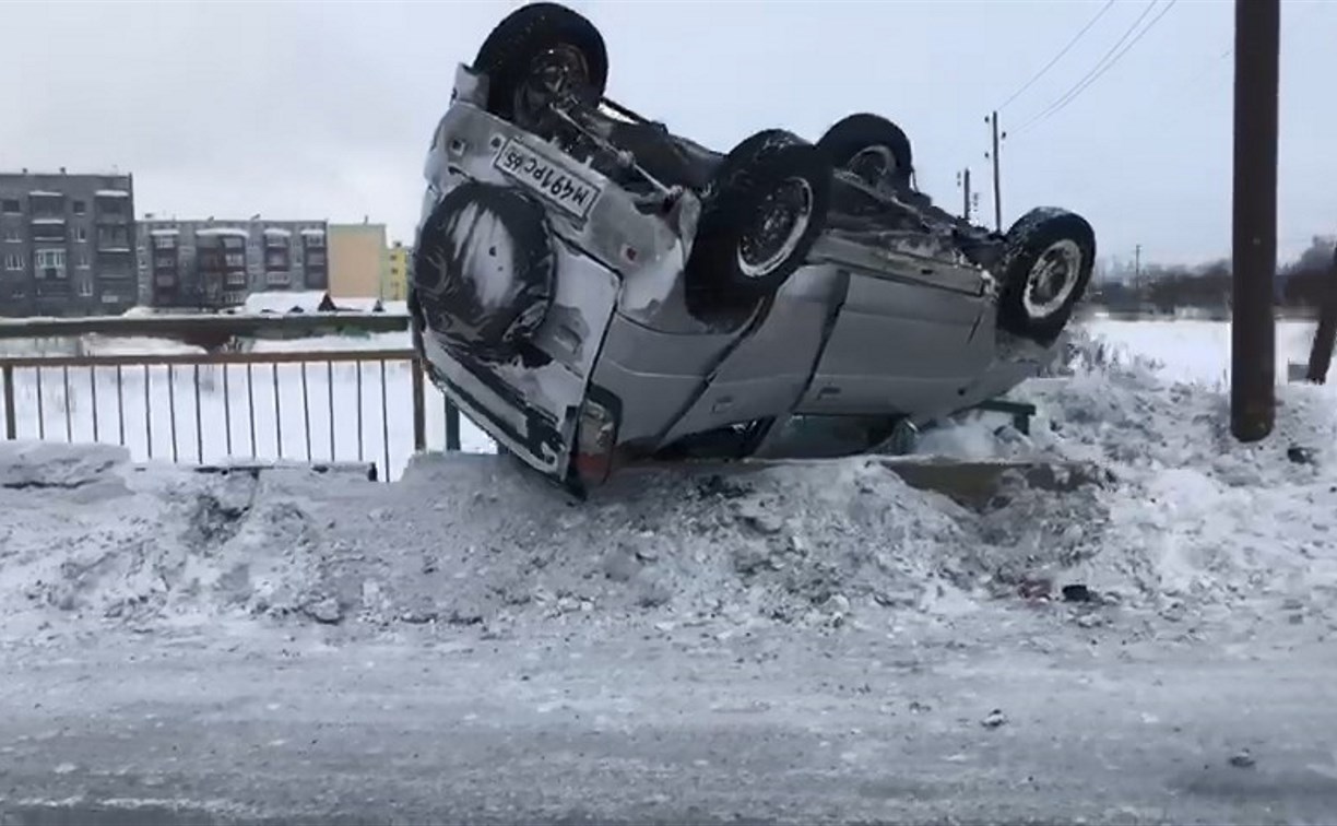 На выезде из Углегорска опрокинулось на крышу легковое авто