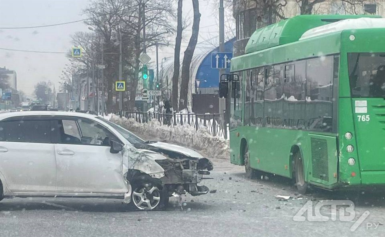 Седан влетел в зелёный автобус в Южно-Сахалинске