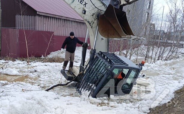 Экскаватор едва не утопили в Южно-Сахалинске во время расчистки канавы