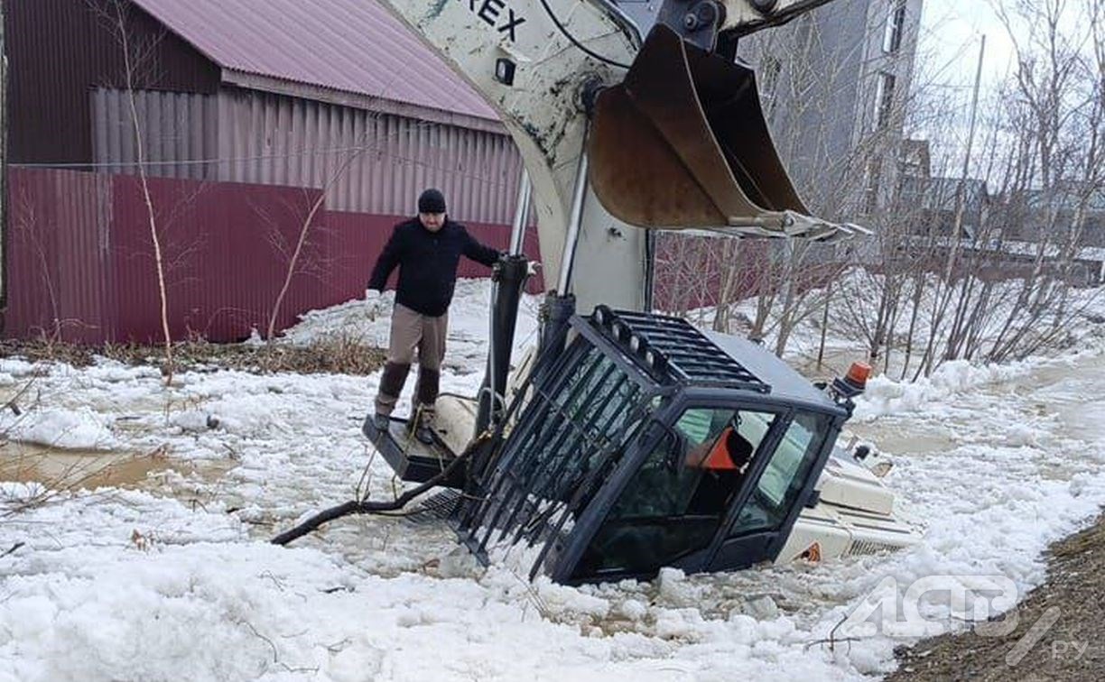 Экскаватор едва не утопили в Южно-Сахалинске во время расчистки канавы