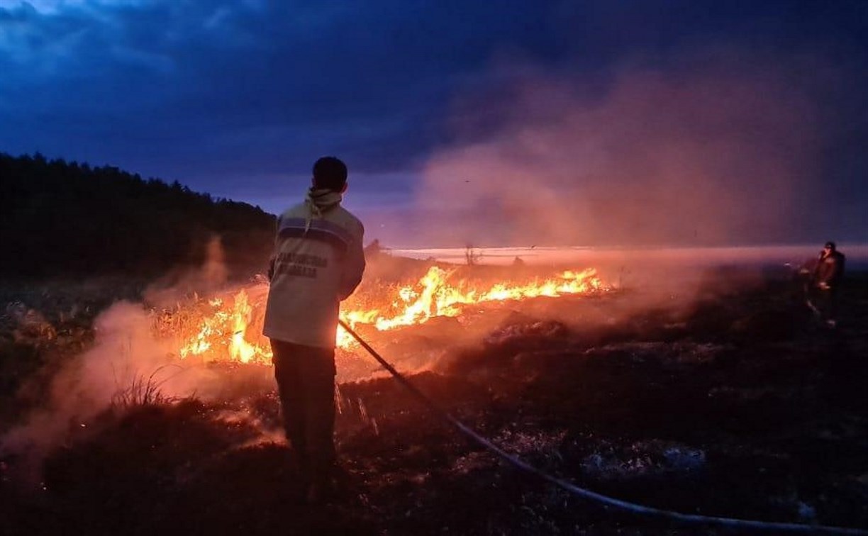 Спасатели на Сахалине ночью добирались до мыса Крильон тушить лес