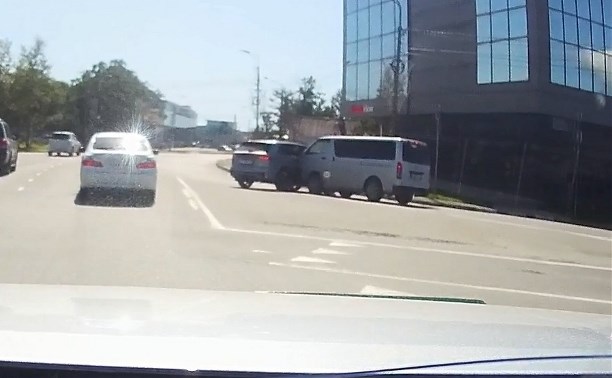 Микроавтобус врезался в Geely Monjaro на кольце в Южно-Сахалинске 