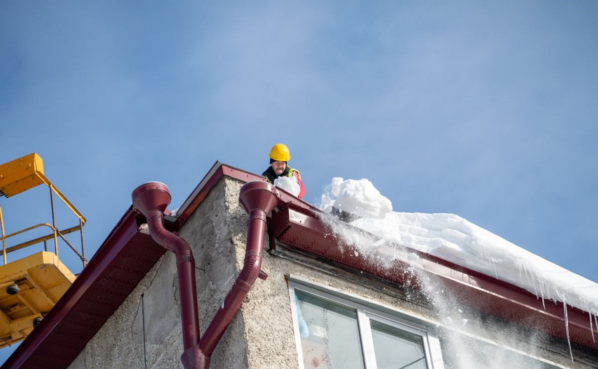 Альпинисты и беспилотники: в Южно-Сахалинске продолжается расчистка крыш от сосулек и наледи