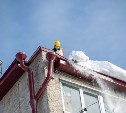 Альпинисты и беспилотники: в Южно-Сахалинске продолжается расчистка крыш от сосулек и наледи