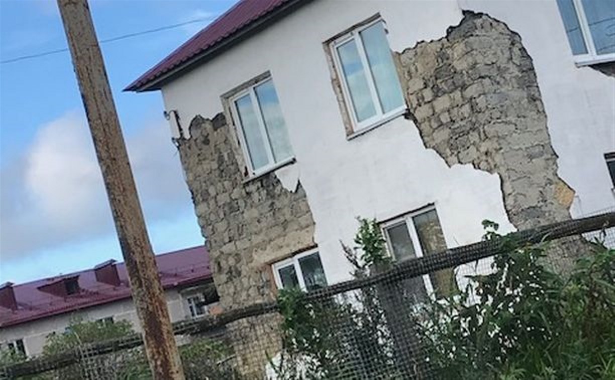 Ветеран в Томаринском районе годами живёт в доме с разваливающимся стенами