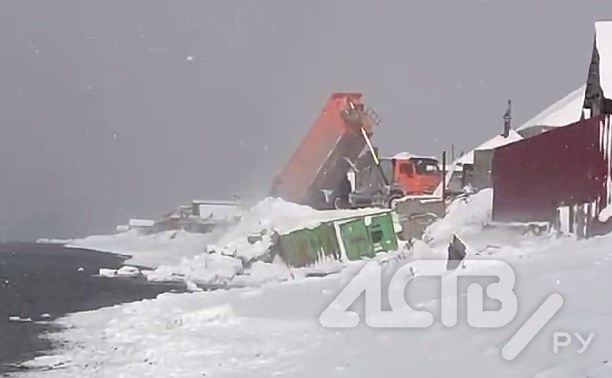 Очевидец: в Холмском районе КамАЗ вывалил гору строительного мусора на берегу моря