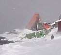 Очевидец: в Холмском районе КамАЗ вывалил гору строительного мусора на берегу моря