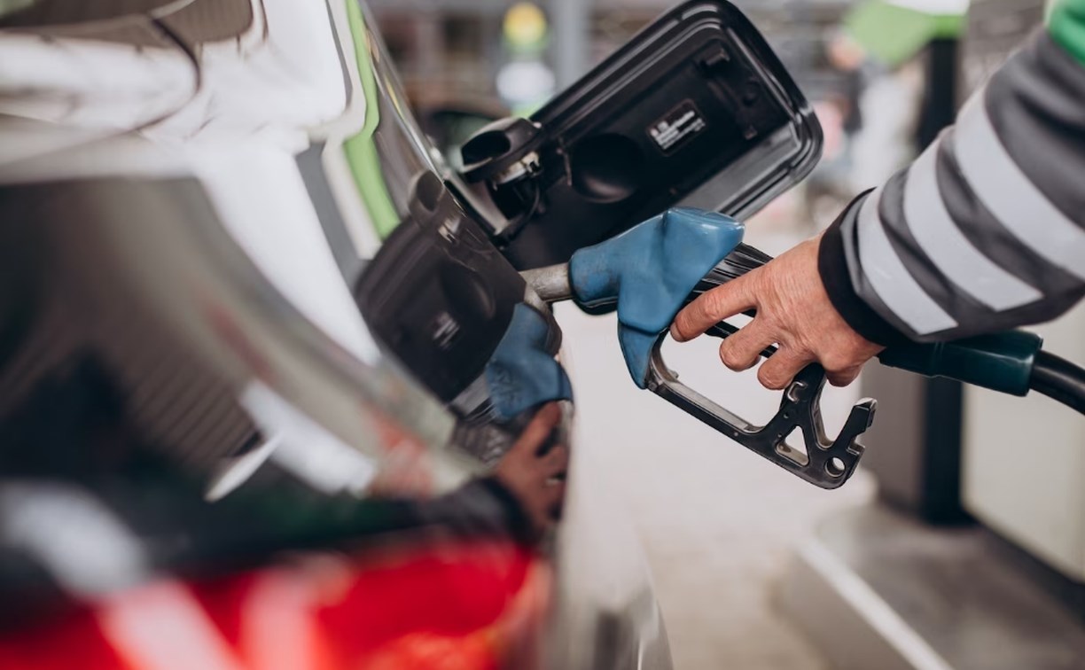 Жители Холмска удивлены, почему бензин у них стоит на 20 рублей дороже, чем в Южно-Сахалинске