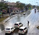 В Южно-Сахалинске седан врезался во внедорожник, уступивший дорогу пешеходу