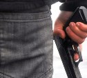 Немолодой сахалинец с пистолетом попытался ограбить два магазина, но не смог