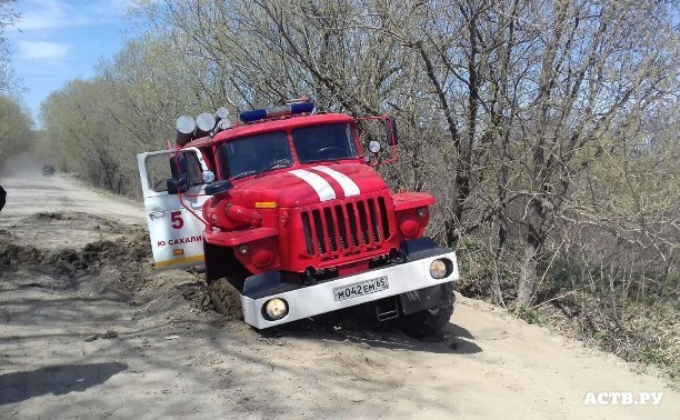 Автоцистерна завязла на пути к пожару в Южно-Сахалинске