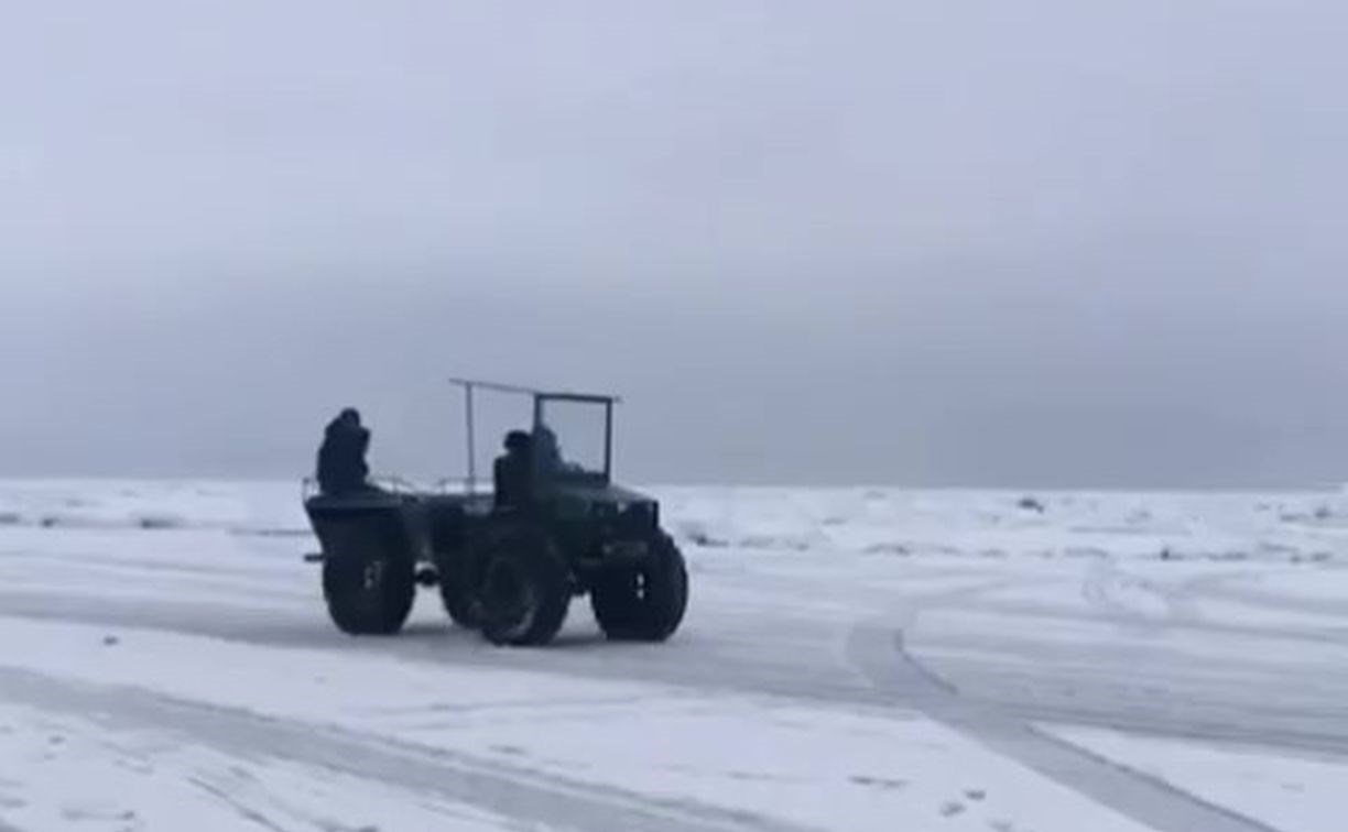 "Безумный Макс": сахалинские рыбаки отправились за корюшкой на необычном транспорте