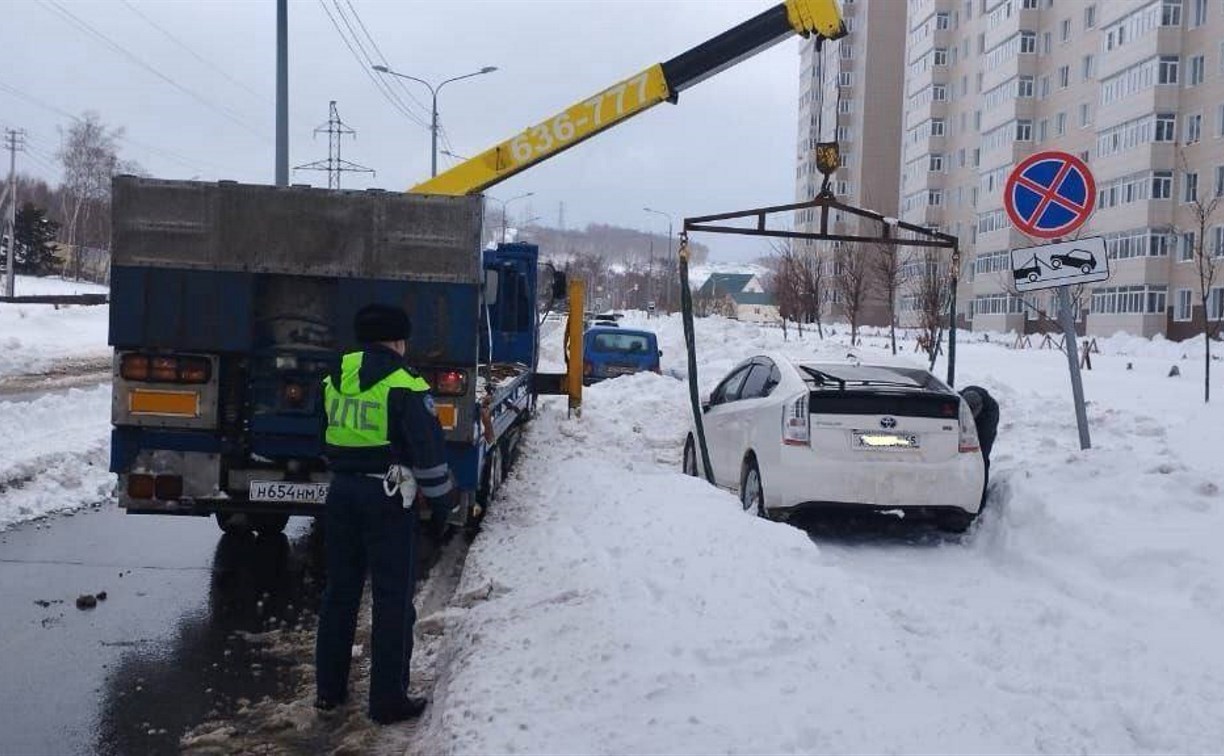 В Южно-Сахалинске начали эвакуировать авто, мешающие расчистке улиц