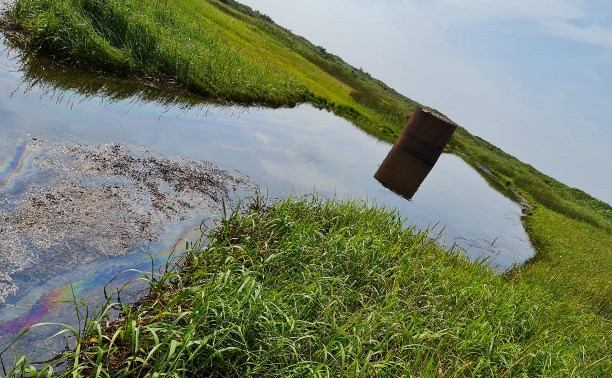 Крупный нефтяной разлив обнаружили на севере Сахалина