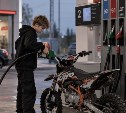 Подросткам в России начали запрещать покупать бензин