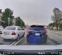 Не нужны права?: в Южно-Сахалинске водитель пересёк двойную сплошную на проспекте Мира
