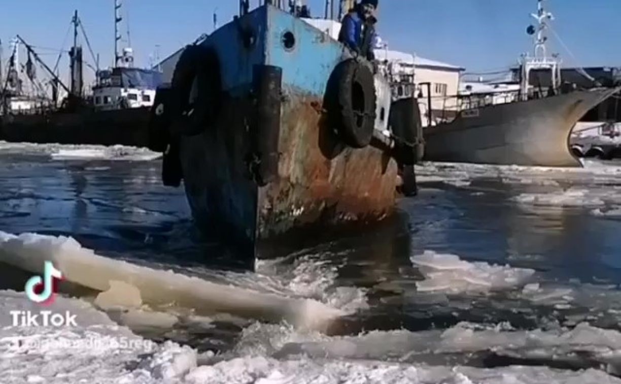 "Экстримчик!": на Сахалине буксир раскрошил лёд в метре от рыбака