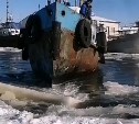 "Экстримчик!": на Сахалине буксир раскрошил лёд в метре от рыбака