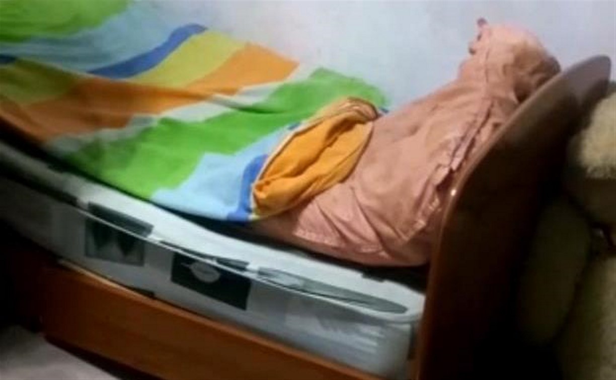 В Поронайске в провонявшейся квартире без воды живёт девочка-инвалид