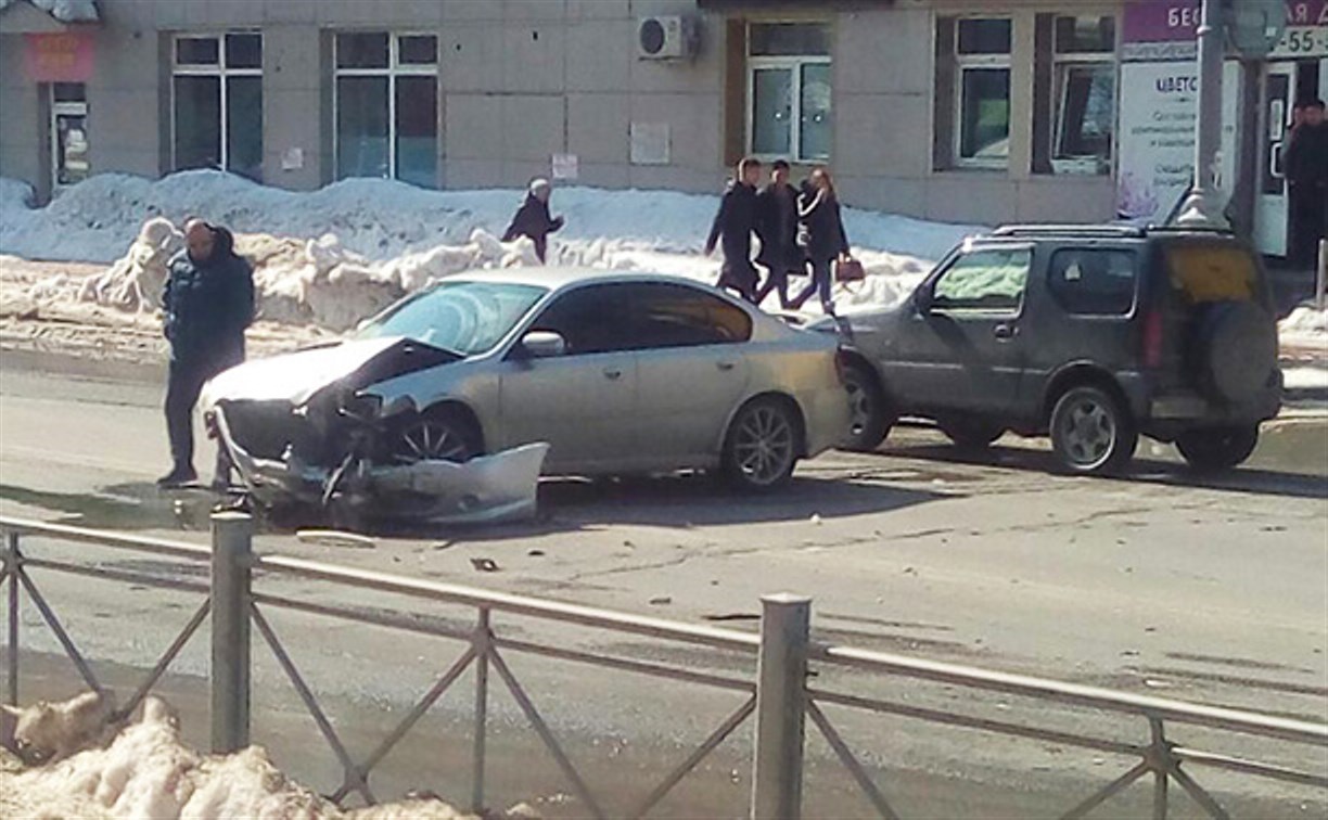 В Южно-Сахалинске водитель нарушил ПДД и получил удар в капот